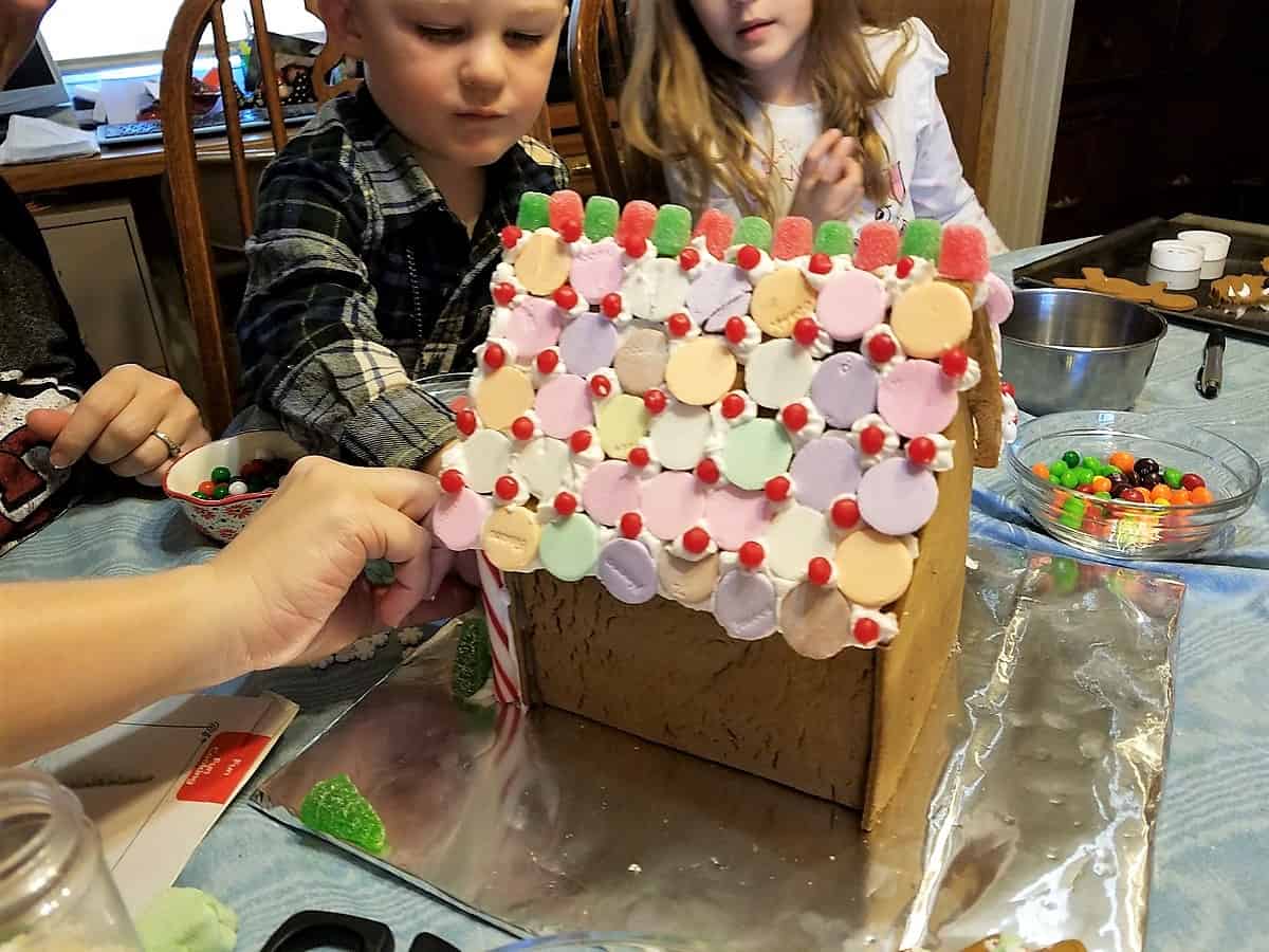 Decorating Walls of Gingerbread House